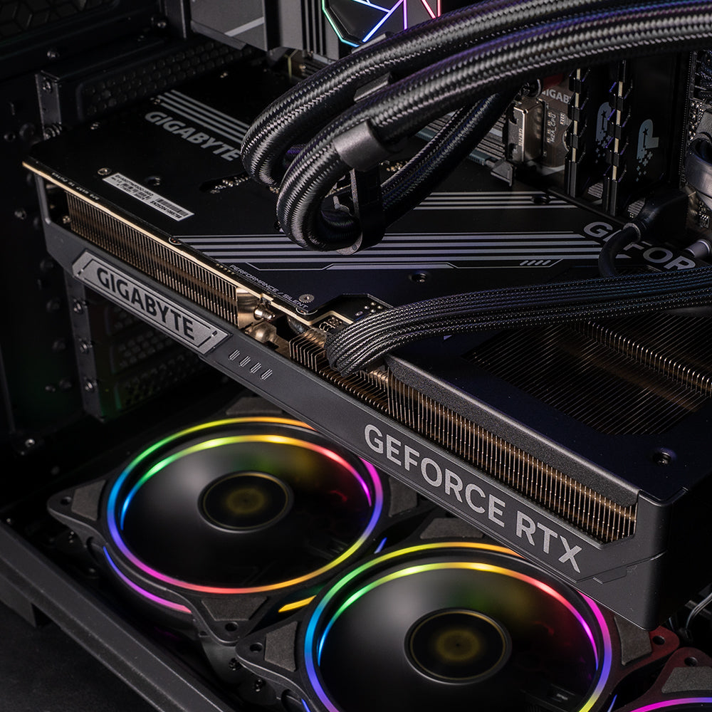 GIGABYTE AORUS C400 : L7 X3D / RYZEN 7 9800X3D + GeForce RTX 5070 Ti