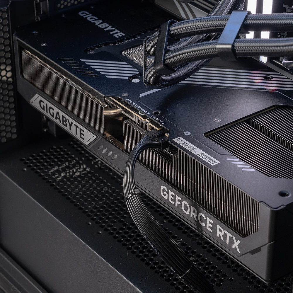 Focus Ultimate : AMD L10 / Ryzen 9 9900X + GeForce RTX 5090