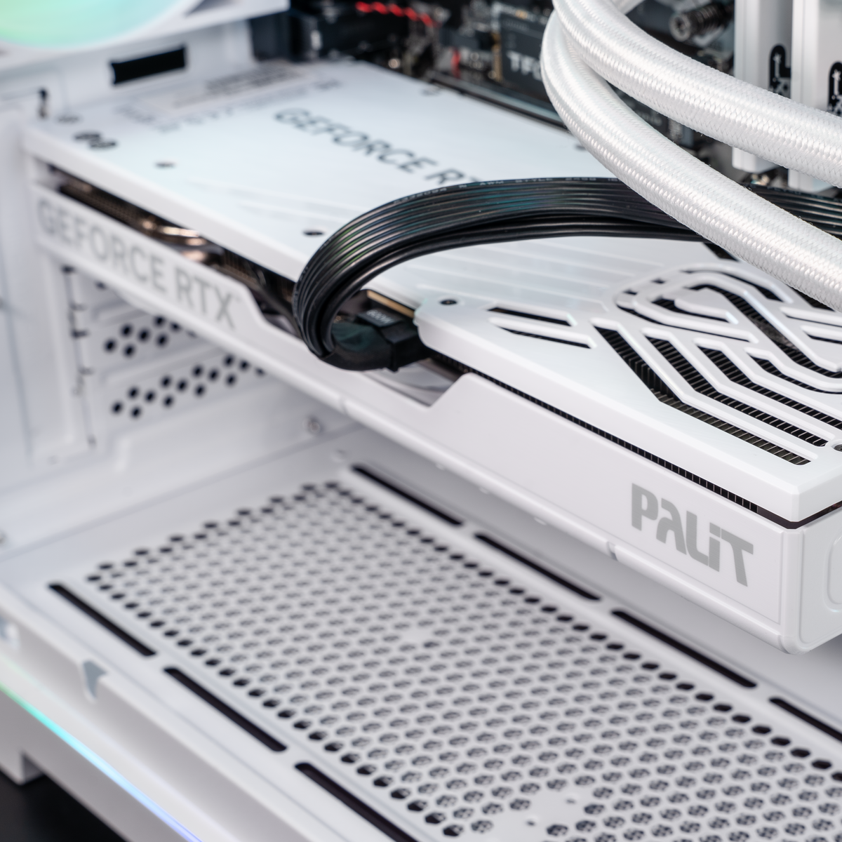 White Lunchbox : L5 X3D AMD / Ryzen 7 7800X3D + GeForce RTX 5070